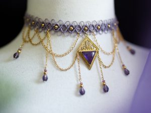 ♥ Ras de cou lila et doré avec pendentif losange en améthyste