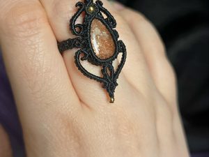 Bague réglable noire en pierre de soleil