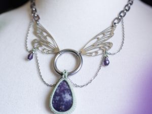 Collier choker féerique argenté avec une lépidolite