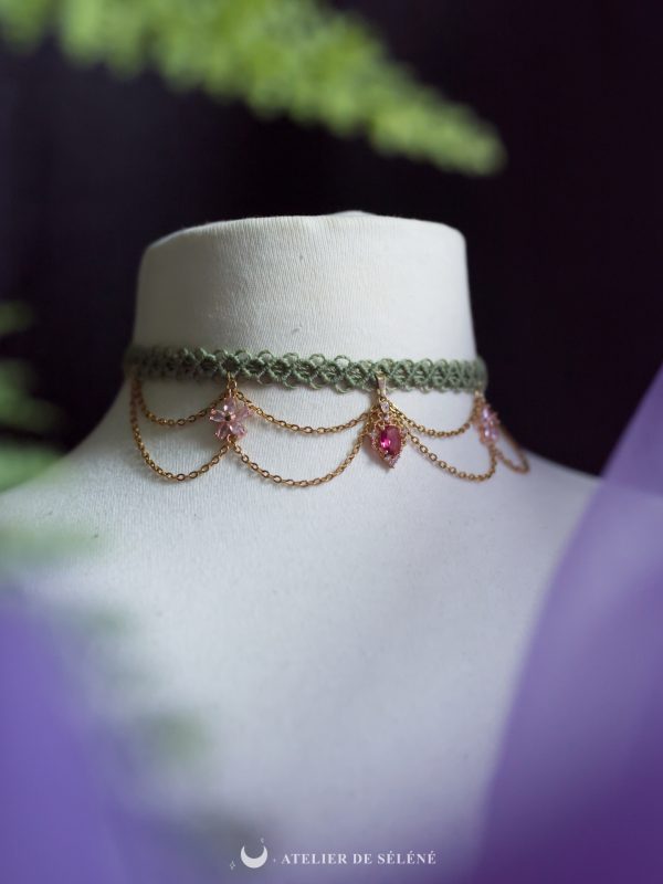 collier ras de cou vert et doré fait main par atelier de séléné