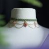 bijou collier ras de cou tissé a la main en vert avec des chaines doré