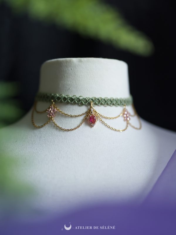 bijou collier ras de cou tissé a la main en vert avec des chaines doré