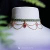 collier ras de cou avec un tissage vert , des chaines dorées et des pendentif fleur rose fait main par atelier de selene