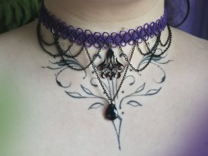 ras de cou gothique réglable violet avec des chaines noirs fait main par atelier de selene