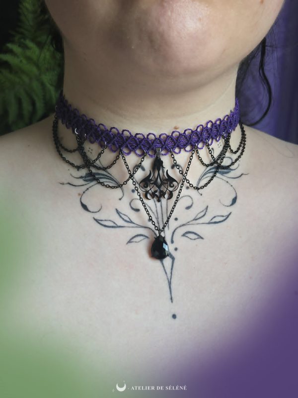 ras de cou gothique réglable violet avec des chaines noirs fait main par atelier de selene