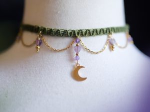 Collier ras de cou doré avec améthyste en cœur