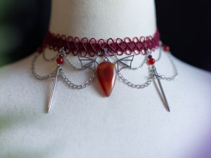 Collier ras de cou dragon rouge et argenté, inspiration fourth wing